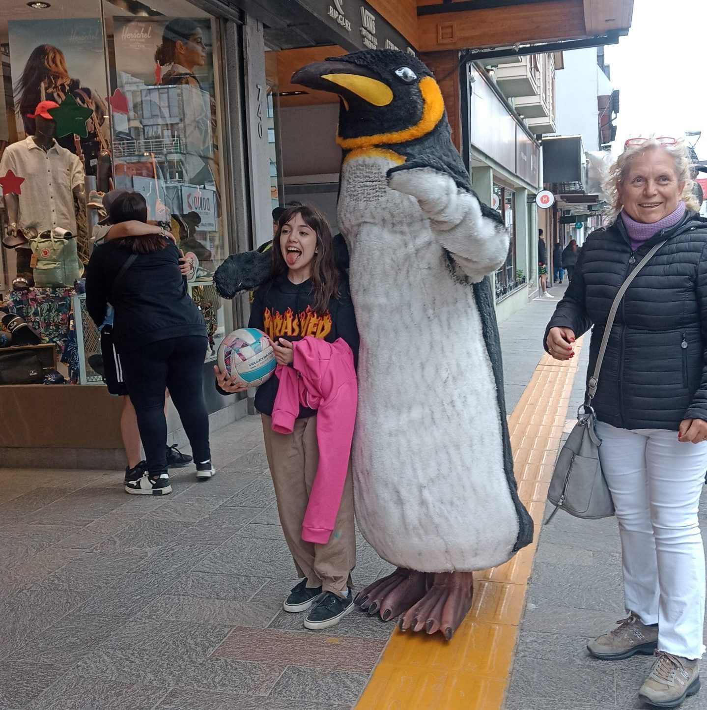 Samy el Pingüino caminando por la Ciudad de Ushuaia